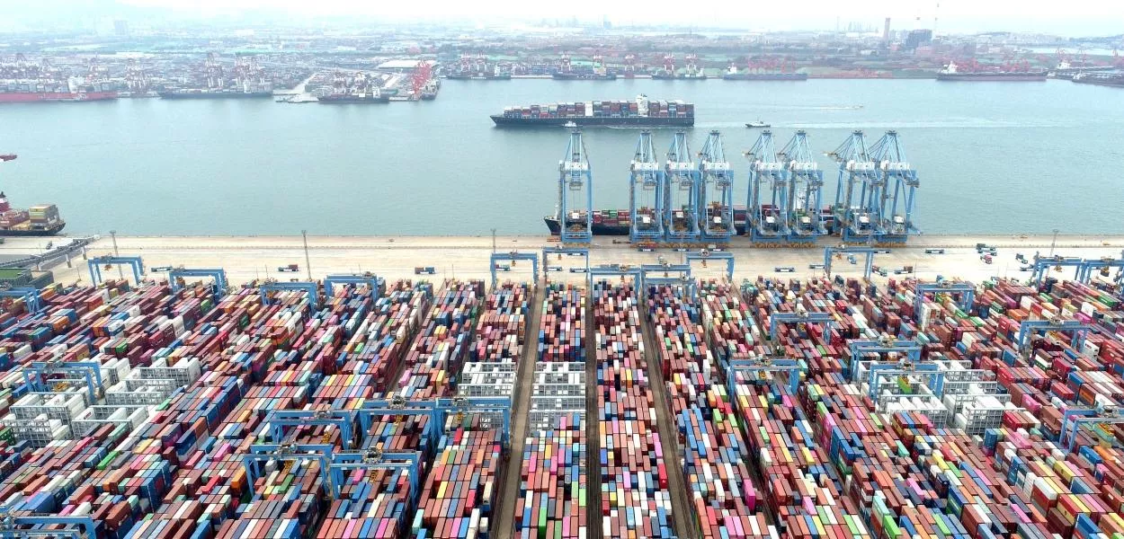 Porto de Qingdao, China
