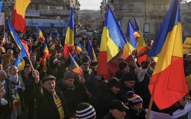 Multidão protesta na Romênia em defesa dos resultados eleitorais