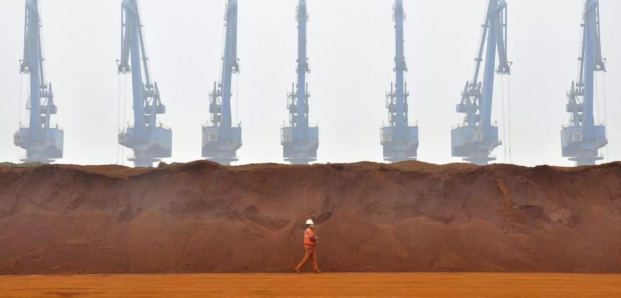 Pilha de minério de ferro em porto em Tianjin, China