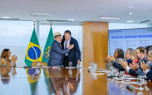 Lula diz que proibição de celulares em escolas é 'ato de coragem'