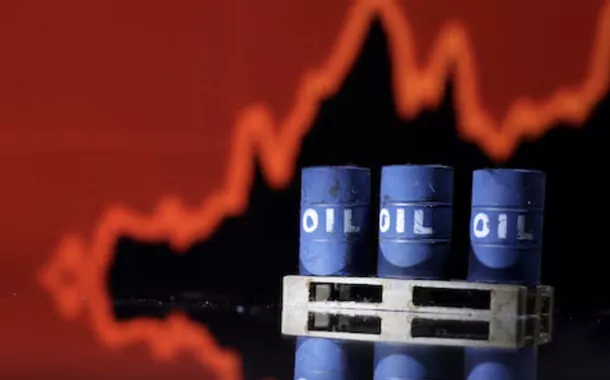 Modelo de barris de petróleo é visto na frente do gráfico de ações em alta nesta ilustração, 24 de julho de 2022