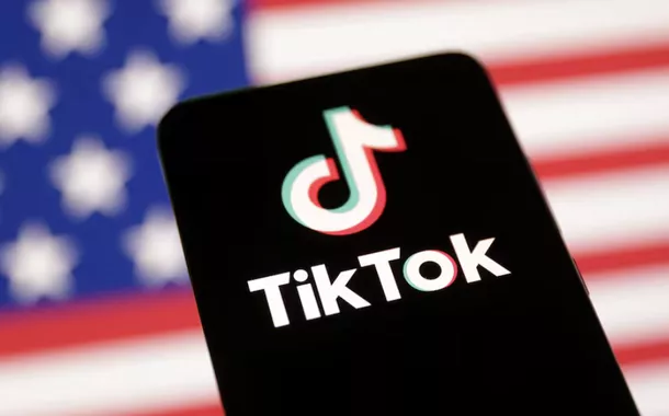 A bandeira dos EUA e o logotipo do TikTok são vistos nesta ilustração tirada em 8 de janeiro de 2025