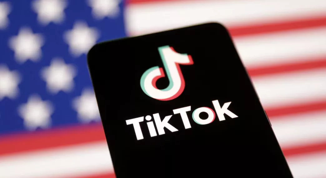 A bandeira dos EUA e o logotipo do TikTok são vistos nesta ilustração tirada em 8 de janeiro de 2025
