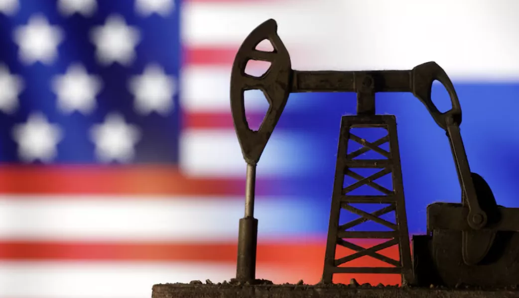 Um modelo de bomba de extração de petróleo é visto em frente às bandeiras dos EUA e da Rússia, nesta ilustração tirada em 8 de outubro de 2023