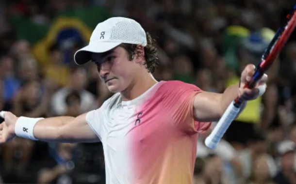 Tênis - Aberto da Austrália - Melbourne Park, Melbourne, Austrália - 14 de janeiro de 2025 - O brasileiro João Fonseca reage durante sua partida de primeira rodada contra o russo Andrey Rublev