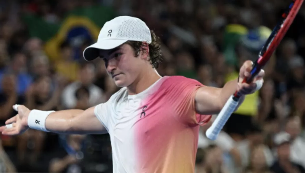 Tênis - Aberto da Austrália - Melbourne Park, Melbourne, Austrália - 14 de janeiro de 2025 - O brasileiro João Fonseca reage durante sua partida de primeira rodada contra o russo Andrey Rublev