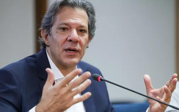 Queda do dólar "ajuda muito" no controle da inflação, diz Haddad