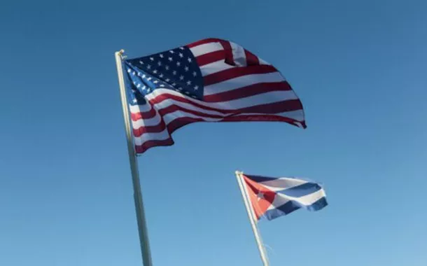 Bandeiras dos Estados Unidos e de Cuba