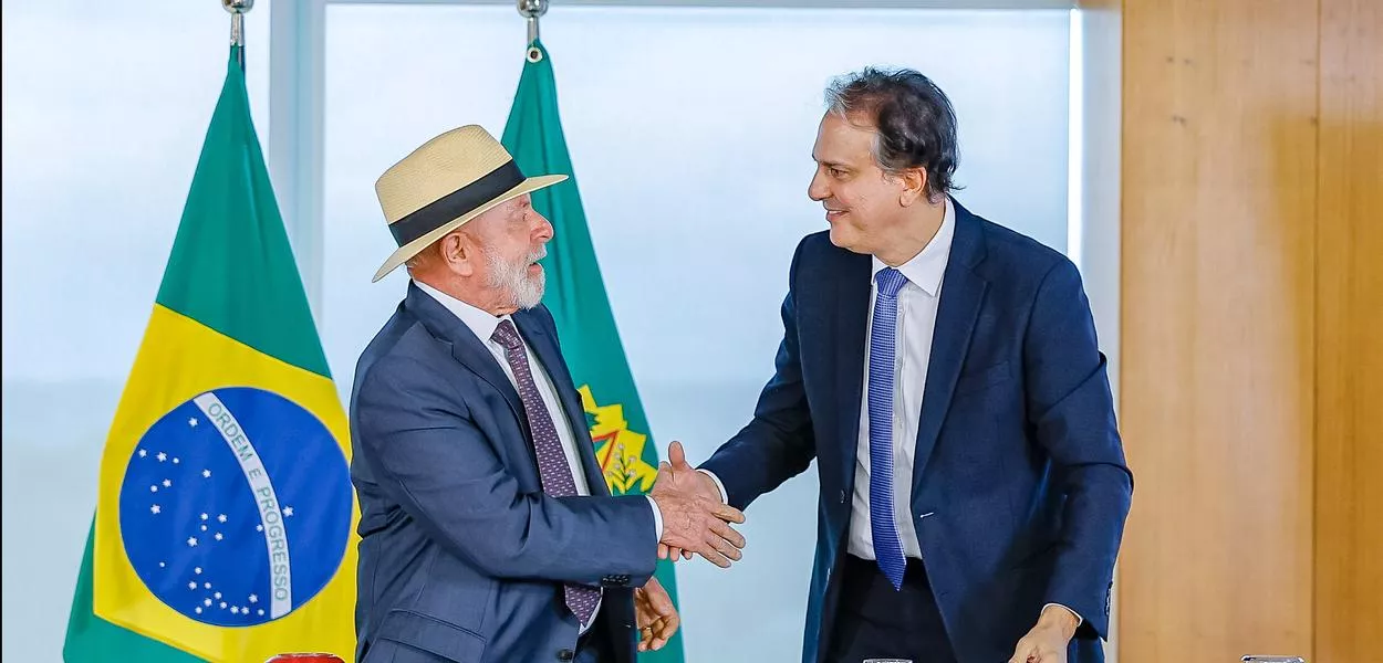 Lula, presidente da República (à esq.), e Camilo Santana, ministro da Educação