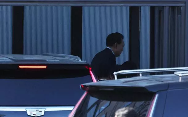 Presidente afastado da Coreia do Sul, Yoon Suk Yeol, chega ao Escritório de Investigação de Corrupção para Funcionários de Alto Escalão em Gwacheon, na Coreia do Sul - 15/01/2025 