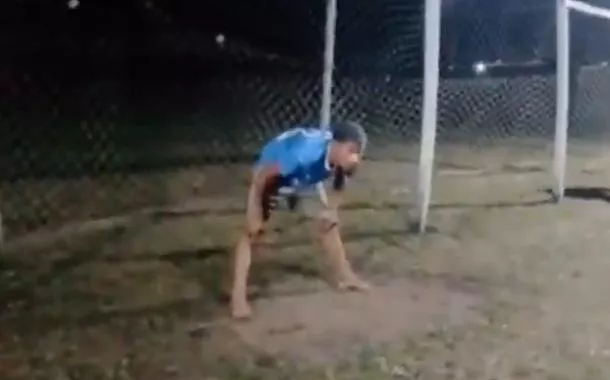 Goleiro de 16 anos morre após defender pênalti com o peito (vídeo)