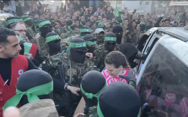 Hamas anuncia adiamento da libertação de reféns e acusa Israel de violação de acordo