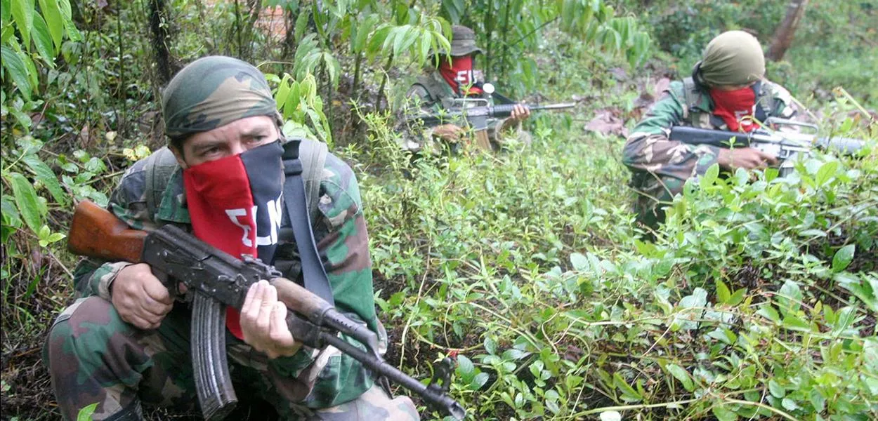 Rebeldes colombianos do Exército de Libertação Nacional (ELN) patrulham a selva nas montanhas do departamento de Antioquia, Colômbia