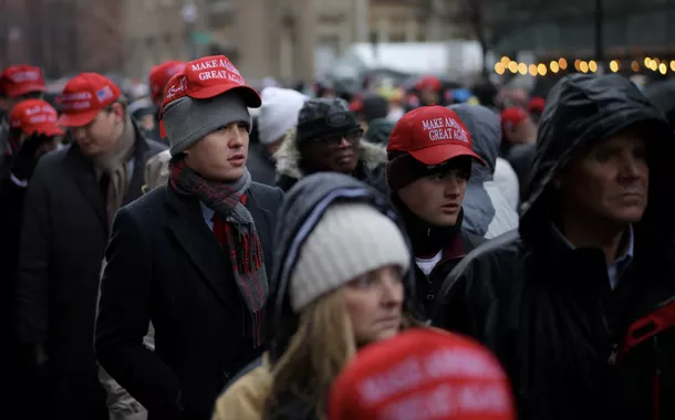 Milhares de apoiadores de Trump se reúnem em Washington para a posse