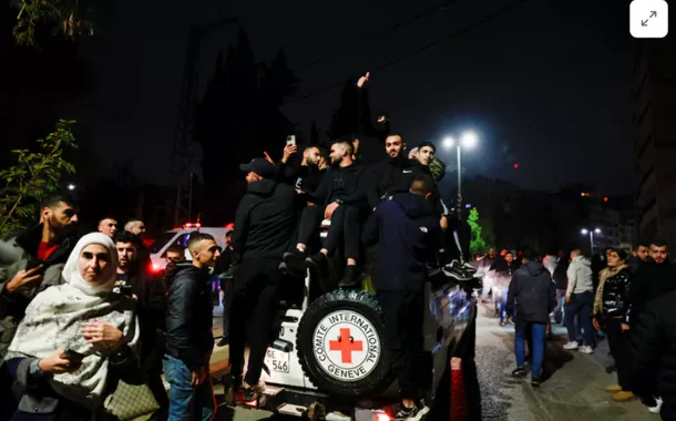 Israel liberta 90 prisioneiros palestinos, que são recebidos com bandeiras do Hamas