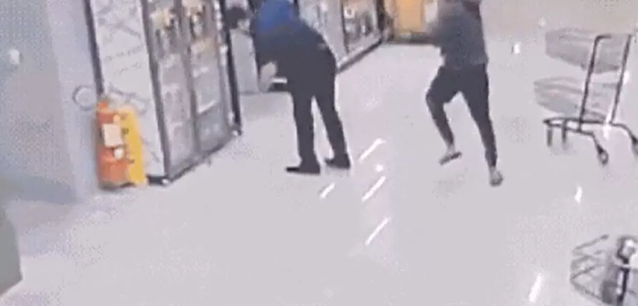 Momento em que o gerente é atacado