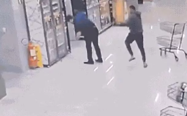 Momento em que o gerente é atacado
