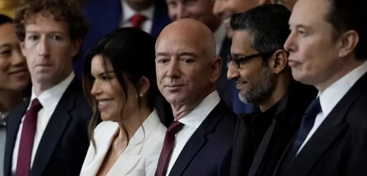 Os CEOs Mark Zuckerberg (Facebook), Jeff Bezos (Amazon), Sundar Pichai (Google) e Elon Musk (Tesla, SpaceX e X) na cerimônia de posse