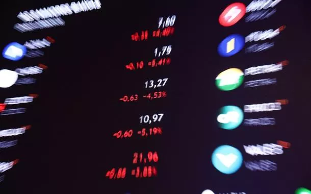 Ibovespa fecha em queda com receios sobre tarifas ainda pesando