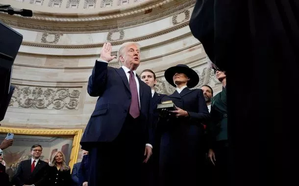 Donald Trump é empossado como 47º presidente dos Estados Unidos pelo presidente do Supremo Tribunal, John Roberts, enquanto Melania Trump segura a Bíblia no Capitólio, em Washington
20/01/2025
Morry Gash/Pool via REUTERS