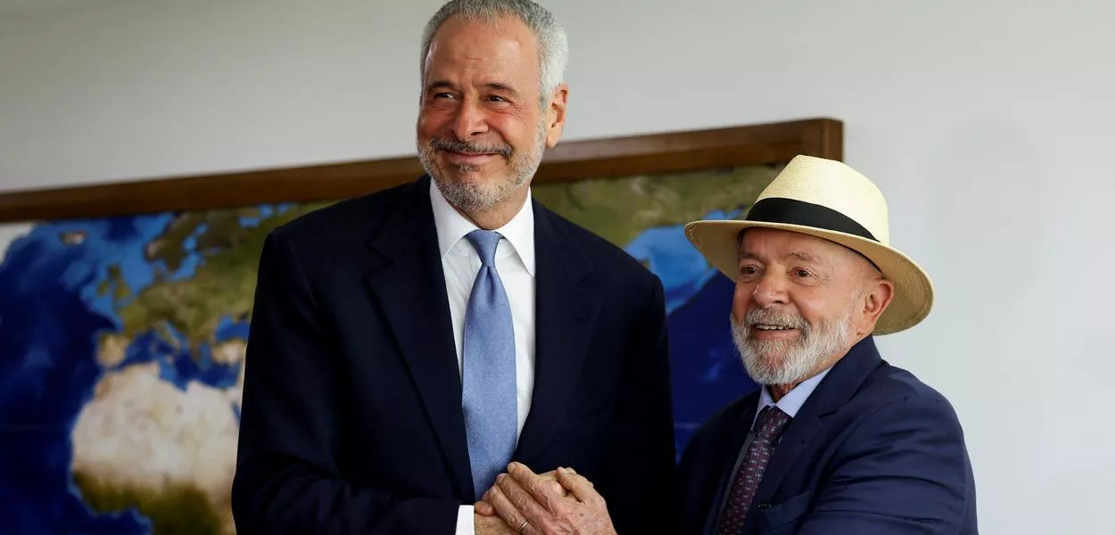 Lula cumprimenta embaixador André Corrêa do Lago, anunciado como presidente da COP30 - 21/01/2025