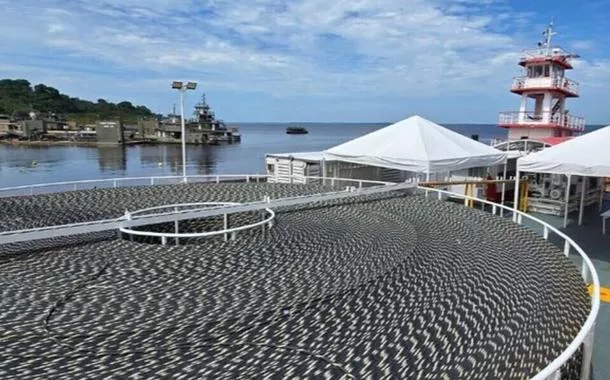 Plataforma acoplada a dois rebocadores implantando cabos de fibra ótica sob as águas do rio Solimões