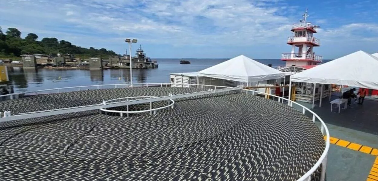 Plataforma acoplada a dois rebocadores implantando cabos de fibra ótica sob as águas do rio Solimões