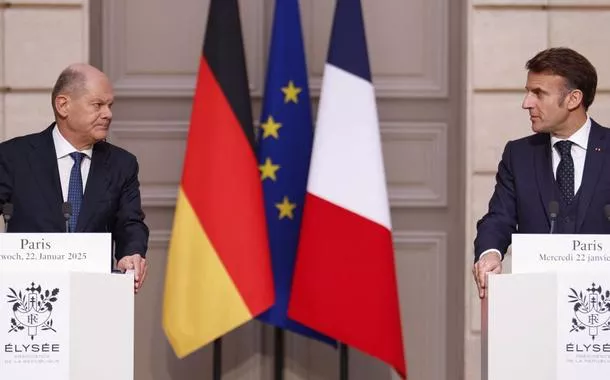 Chanceler da Alemanha, Olaf Scholz, e presidente da França, Emmanuel Macron, durante encontro, em Paris