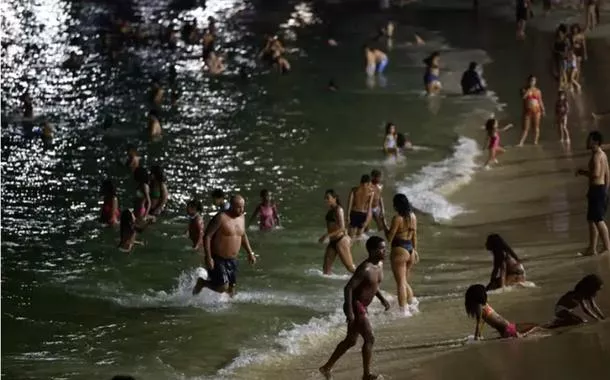 Banho noturno na orla do Rio atrai cariocas e turistas no calorão