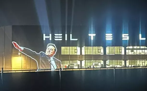 Projeção em fábrica da Tesla na Alemanha - 23/01/2025