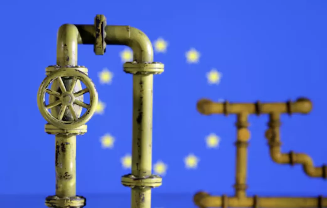 Modelo de gasoduto de gás natural e bandeira da UE, 18 de julho de 2022