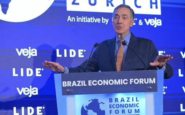 'A democracia enfrenta desprestígio global, mas devemos combater o populismo autoritário', alerta Barroso