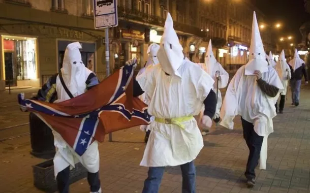 Ku Klux Klan aterroriza as ruas dos EUA contra imigrantes após posse de Trump