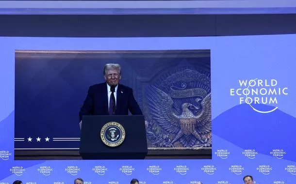Trump pede US$ 1 trilhão em investimentos sauditas e preços do petróleo mais baixos
