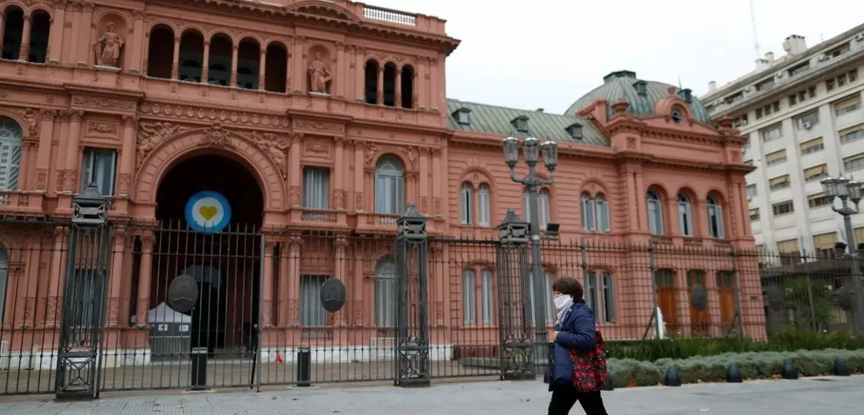 Pedestre caminha em frente à Casa Rosada, em Buenos Aires, onde fica a sede do governo argentino