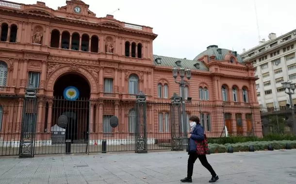 Pedestre caminha em frente à Casa Rosada, em Buenos Aires, onde fica a sede do governo argentino