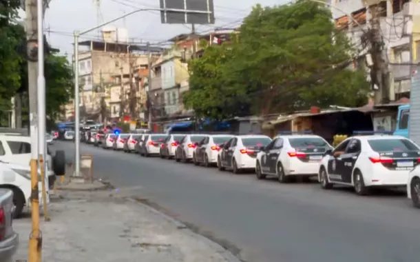 Viaturas da Polícia Civil em um dos acessos ao Complexo do Alemão, Rio de Janeiro