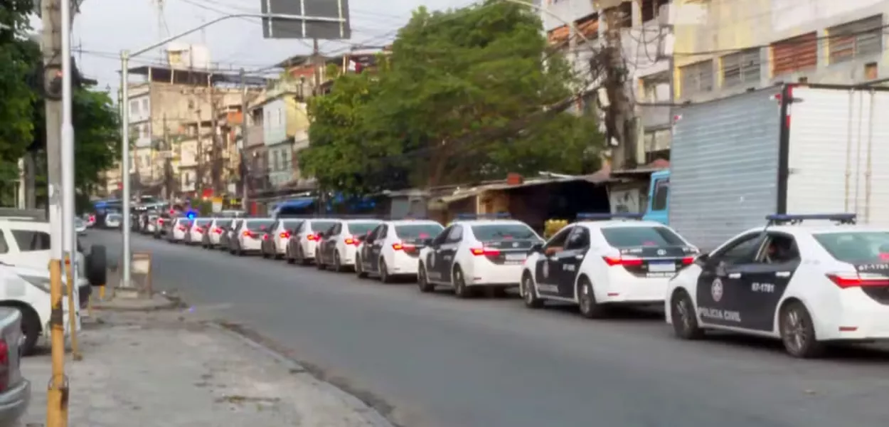 Viaturas da Polícia Civil em um dos acessos ao Complexo do Alemão, Rio de Janeiro