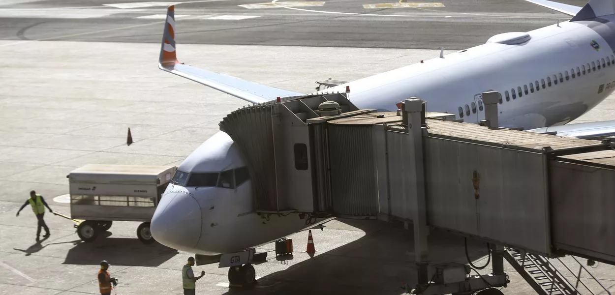 Movimentação de aviões comerciais no aeroporto de Brasília.