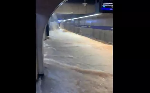 Temporal deixa estação de metrô debaixo d’água em SP (vídeo)
