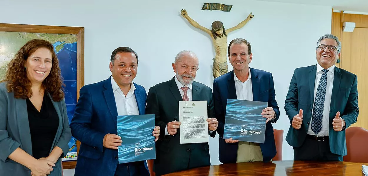 Lula (centro) com lideranças