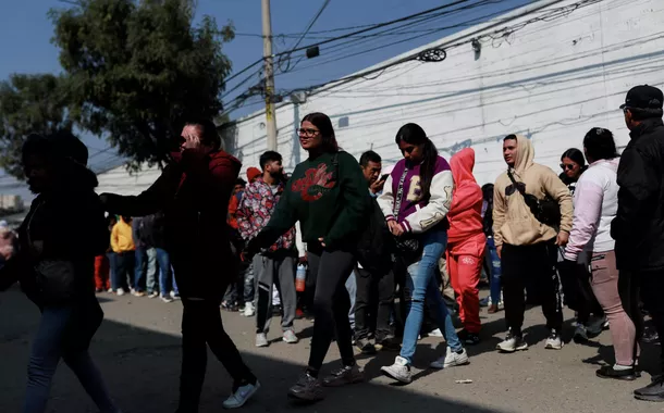 México enfrenta Trump e recusa voo militar dos EUA para deportação de migrantes