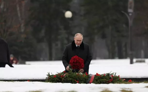 Enquanto caminhava em direção ao monumento à Pátria no Cemitério Memorial Piskaryovskoye, Vladimir Putin deposita flores em uma vala comum, durante os eventos comemorativos que marcam o 81º aniversário do rompimento do cerco de Leningrado