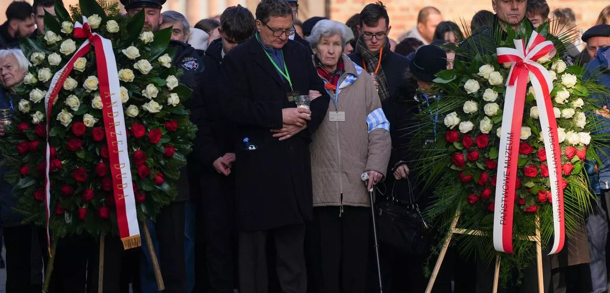 Sobreviventes comparecem à cerimônia de colocação de coroas de flores no Muro da Morte durante o 80º aniversário da libertação do campo de concentração e extermínio nazista alemão de Auschwitz-Birkenau em Oswiecim, Polônia - 27/01/2025