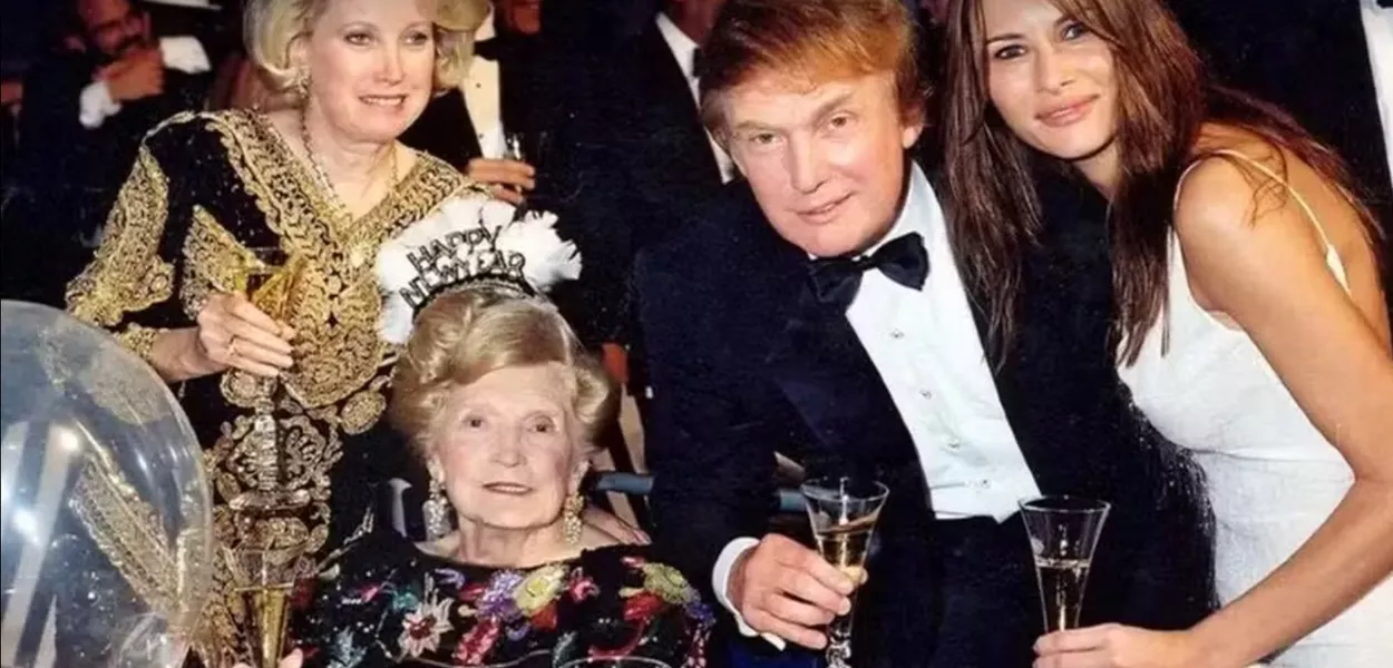 Mary Anne Trump em 1999, pouco antes de falecer, com os filhos Elizabeth e Donald, acompanhado da então namorada, Melania Knauss