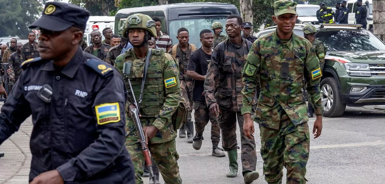 Forças de segurança de Ruanda escoltam soldados das Forças Armadas da República Democrática do Congo que se renderam na cidade congolesa de Goma - 27/01/2025