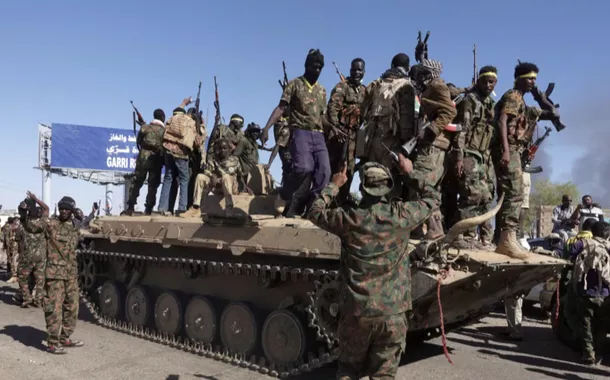 Soldados do exército sudanês comemoram a libertação de uma refinaria de petróleo pelo exército, no norte de Bahri, Sudão, 25 de janeiro de 2025