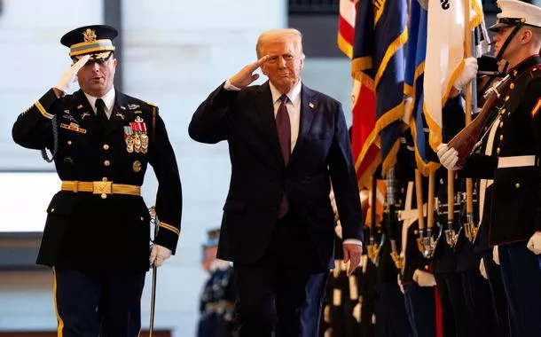 Trump acaba com ações de diversidade nas Forças Armadas e reintegra soldados sem vacina