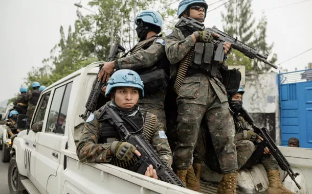Membros da Missão de Estabilização da Organização das Nações Unidas na República Democrática do Congo (MONUSCO) viajam em uma caminhonete enquanto garantem a evacuação de funcionários não essenciais da ONU, após a luta entre os rebeldes do M23 e as Forças Armadas da República Democrática do Congo (FARDC), em Goma, província de Quivu do Norte, República Democrática do Congo, 25 de janeiro de 2025