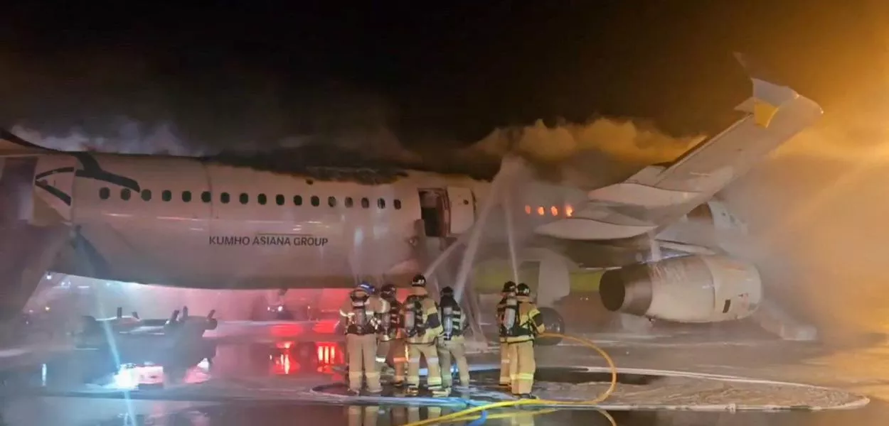 Bombeiros tentam apagar incêndio de avião da Air Busan no Aeroporto Internacional de Gimhae, em Busan, Coreia do Sul
